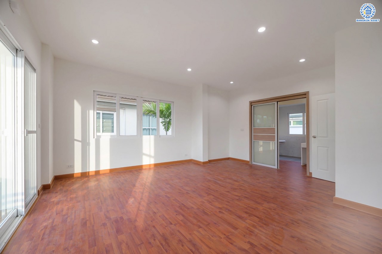 บ้านมือสองตกแต่งใหม่ โครงการ คาซ่าแกรนด์ รัตนาธิเบศร์-ราชพฤกษ์ บ้านเดี่ยวจากแบรนด์ Q.House เนื้อที่ 68 ตร.ว. ฟังก์ชัน 3 ห้องนอน 4 ห้องน้ำ 1 ห้องแม่บ้าน จอดรถได้ถึง 2 คัน พร้อม Facilities ครบครัน บนทำเลเดินทางสะดวก ติดถนนราชพฤกษ์ ใกล้เซ็นทรัลเวสต์เกต และรถไฟฟ้าสายสีม่วง "สถานีบางรักใหญ่"